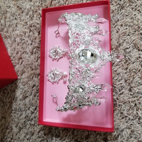 Wedding dress and accessories bundle - Picture 7 of 8